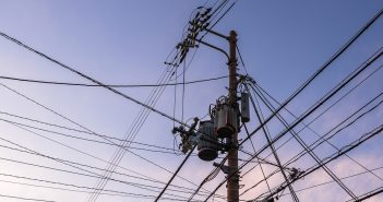 Estudio sobre los postes de la CFE para los operadores de telecomunicaciones shutterstock_193193507