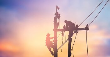 Plantean costo competitivo por usar postes de la CFE shutterstock_337317404