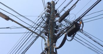Los postes de la CFE y la competencia en telecom shutterstock_421601125